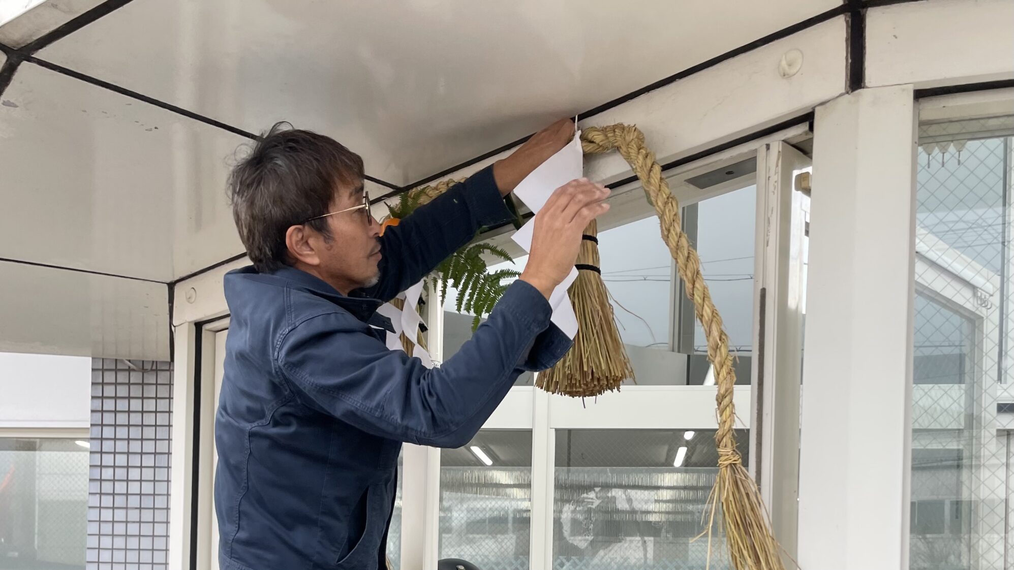 社員で作る「しめ縄」 | 株式会社ハマコン